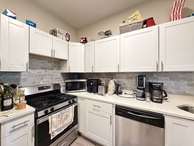 Photo - 844 W George St Unit J01P