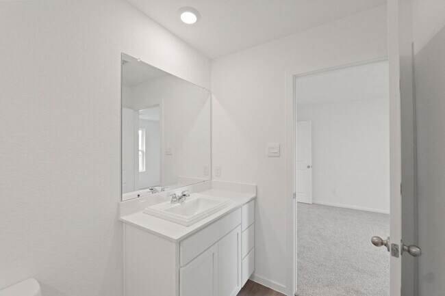 Photo - 925 Sutherland Fls St