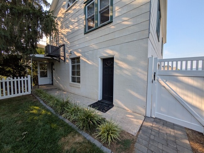 Building Photo - 35A E Main St Rental