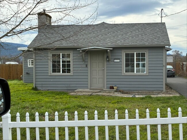Building Photo - Charming 2 Bed / 1 Bath Home with Garage & Fenced Yard