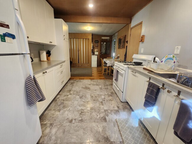 Photo - SKI LEASE: Close to Bus Line, Full Kitchen...