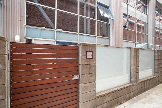 Photo - 650 Delancey St