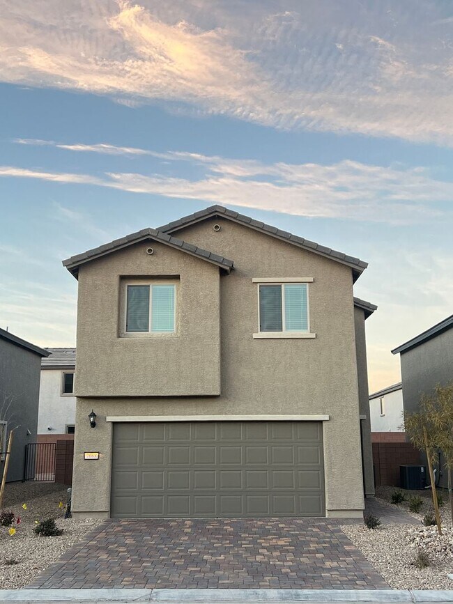 Building Photo - Move in today! 3 bed 2.5 bath 2 story beauty!