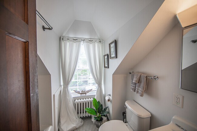 Tub/Shower - 400 Maple St
