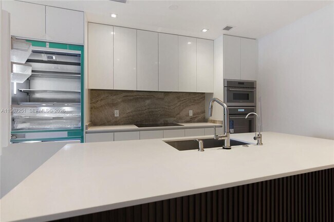 Photo - 700 NE 24th St Unidad 2406