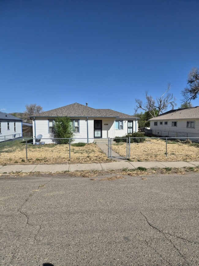 Building Photo - 1619 E Goodale Ave