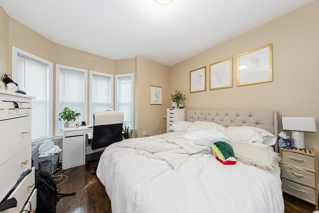 Building Photo - 1562 Tremont St Unit 3T