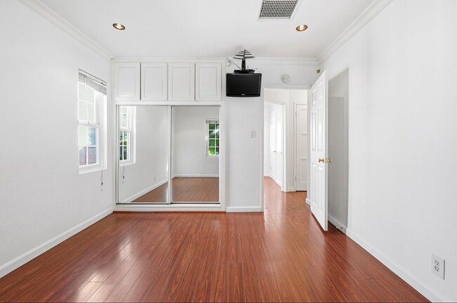 Photo - 6300 Zelzah Ave