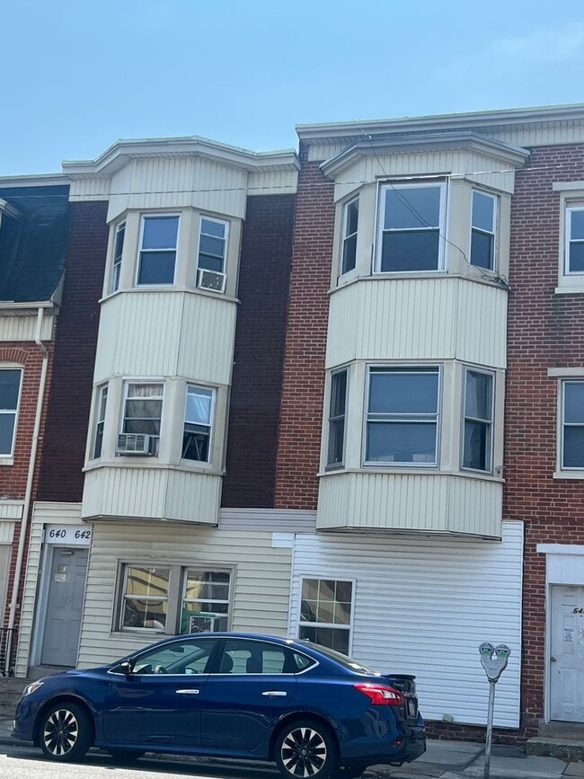 Building Photo - 640 W Market St Unit 2nd fl Rental