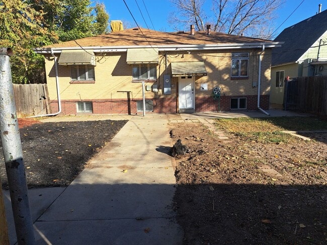 Building Photo - Spacious Sunnyside Bungalow, Finished Base...