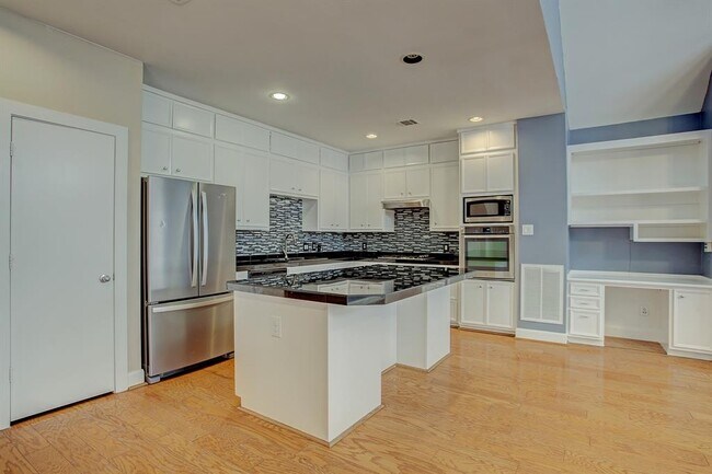 Photo - 9802 Marlink