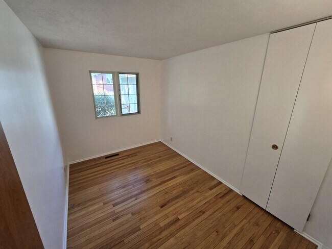 Photo - 420 Steinway Rd