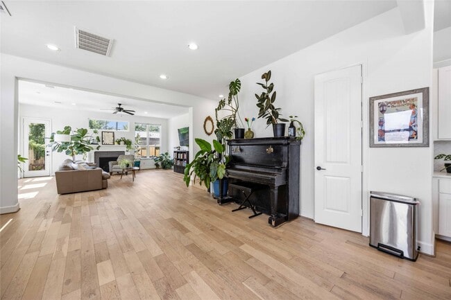 Photo - 723 W 16th St