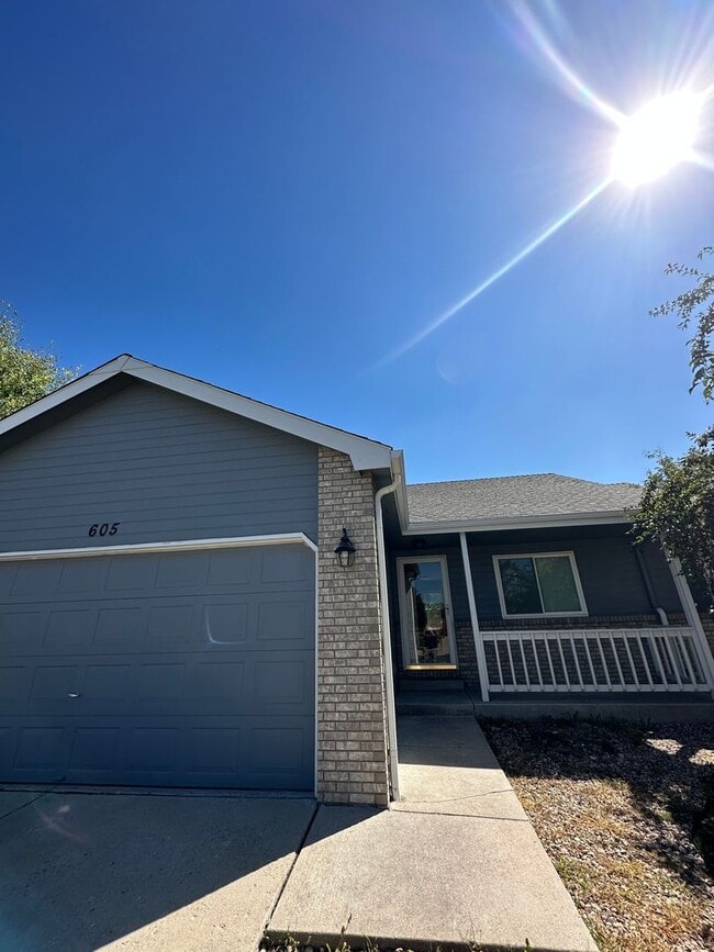 Spacious 5 Bedroom 3 Bath Home - Spacious 5 Bedroom 3 Bath Home