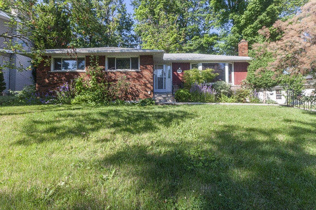 Building Photo - 1461 Moss Glen Rd