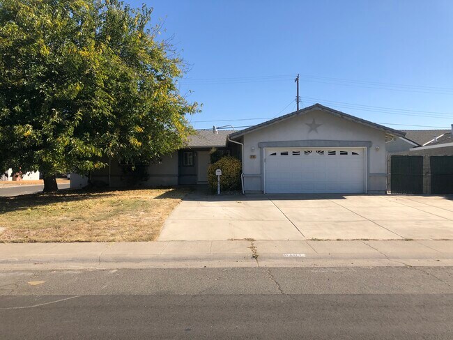 Bowling Green Village Apts 6 Reviews Sacramento Ca Apartments For Rent Apartmentratings C