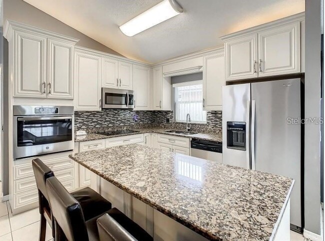 Building Photo - 9655 Hollyhill Dr