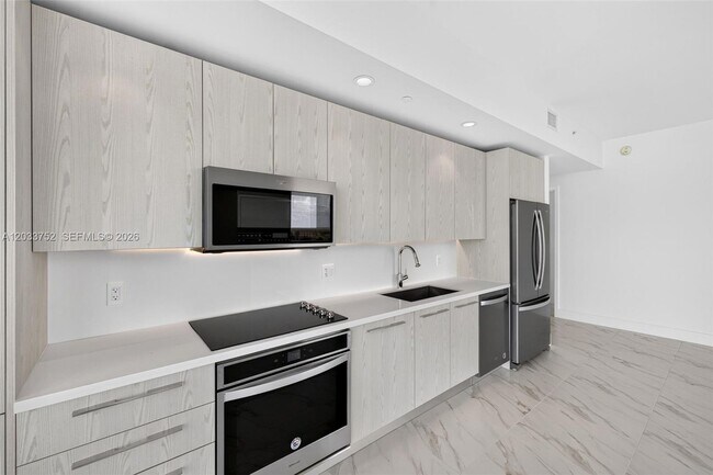 Photo - 2000 Metropica Wy Unit 1910