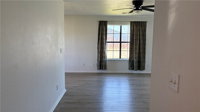 Photo - 621 E 1st St