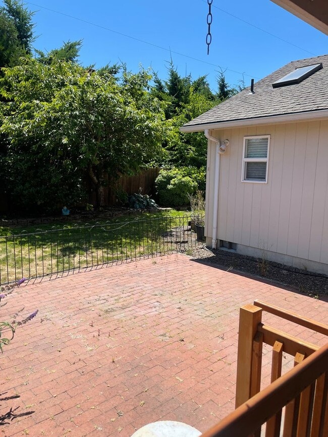 Charming Three Bedroom Pet Friendly Home i... - Charming Three Bedroom Pet Friendly Home i...
