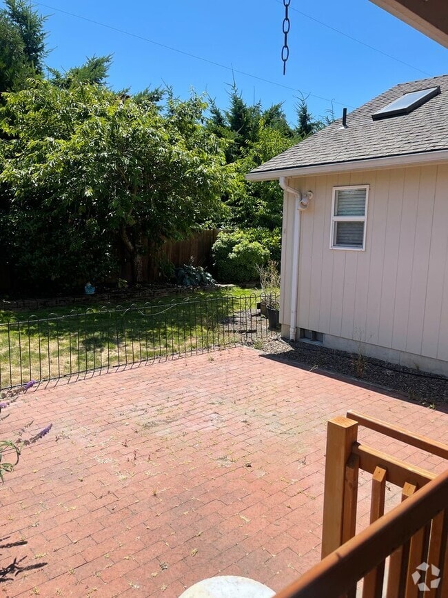 Building Photo - Charming Three Bedroom Pet Friendly Home i...