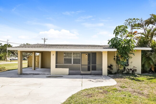 Building Photo - 5 Victoria Dr