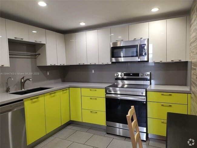 Building Photo - 2450 NE 135th St Unit 401 Rental