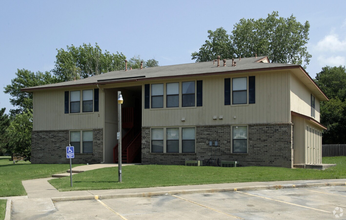 Photo - Maple Leaf Apartments