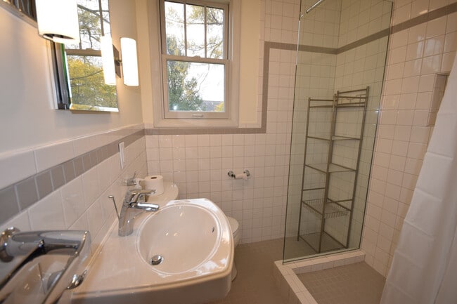 Photo - Professionals Only - 3 bedrooms 1 bath house