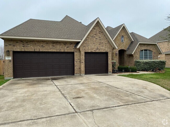 Building Photo - Spacious 3-Bedroom Home for Lease in the h...