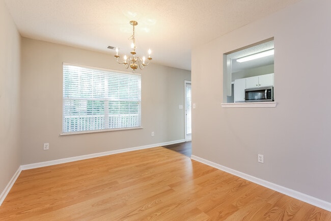 Photo - 309 Kingsman Ln