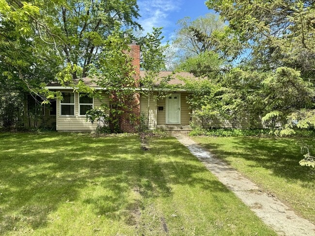 Building Photo - FIVE BEDROOM- Walking Distance to BSU