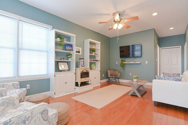 Photo - 13 Middle St Unidad Harbortown Hideaway