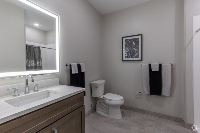 2 habitaciones, 1 baño - 867 pies cuadrados - Baño - Stonefield of Clinton 55+ Senior Living