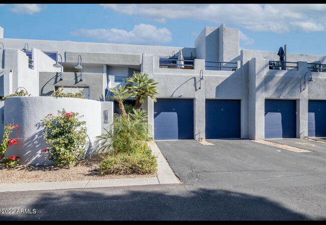 Outside view - single garage - 902 W Glendale Ave Unidad 103 Rental