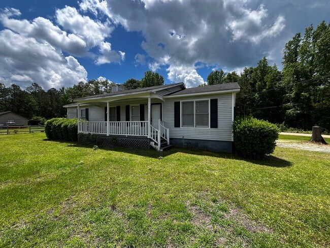 Building Photo - Located in Cusseta!