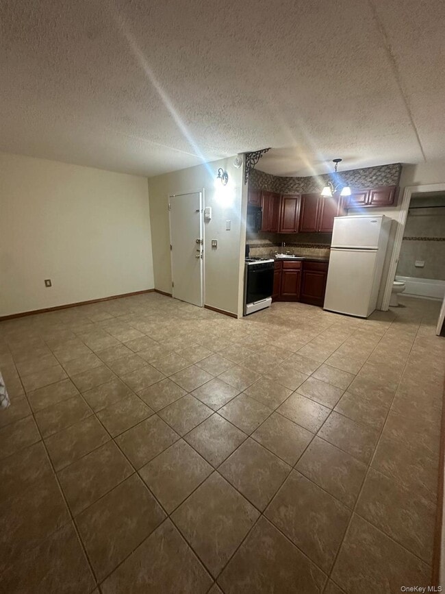 Building Photo - 56-07 Clover Pl Unit 102