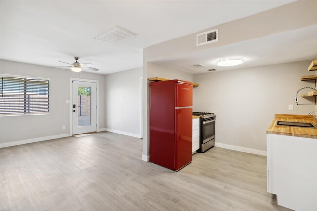 Spacious kitchen and dining space - 327 N 16th Ave Unit Apt A