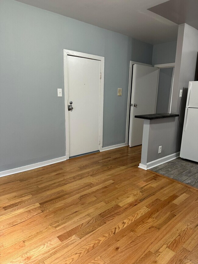 Photo - 5670 N Ridge Ave Unit ONE BEDROOM - 1S