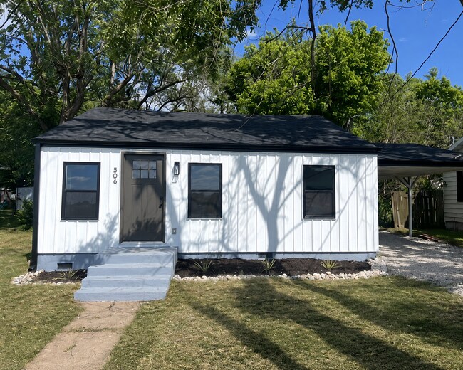 Building Photo - 2 BEDROOM 1 BATHROOM HOUSE FOR RENT