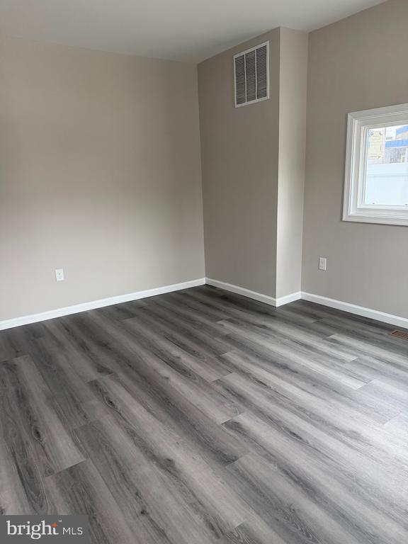 Building Photo - 224 E Main St