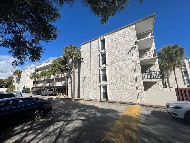 Building Photo - 6900 N Kendall Dr Unit A309