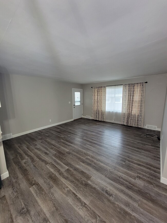 Sala de estar de 16 x 14,5 pies - 707 E 19th St Unidad 707 E. 19th Street