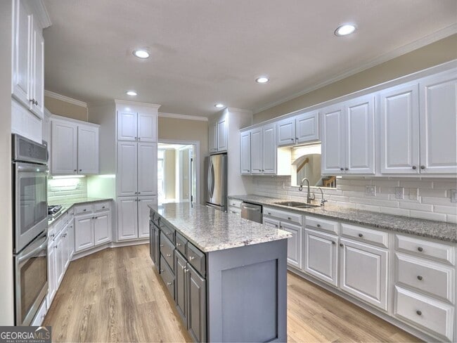Photo - 3237 Waldwick Way SE