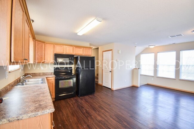 Photo - 2 Bedroom 2 Bath Townhome in Urbandale with attached 2 car garage!