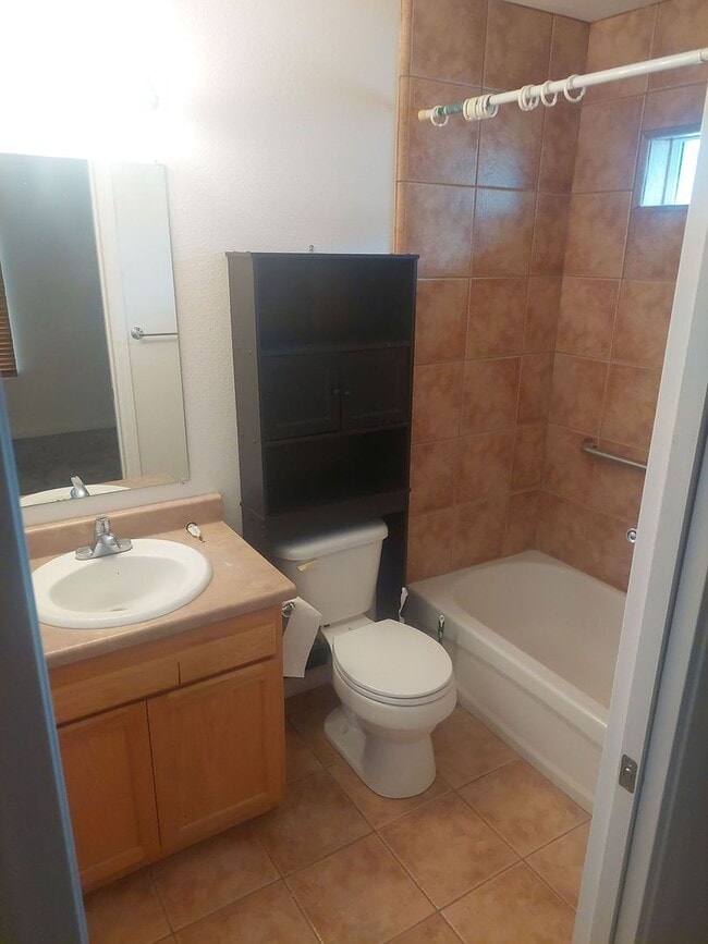 Photo - Nice unit with 2 car garage