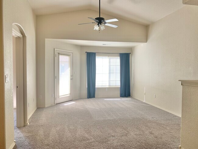 Living Room - 6501 San Antonio Dr NE Unidad 3401