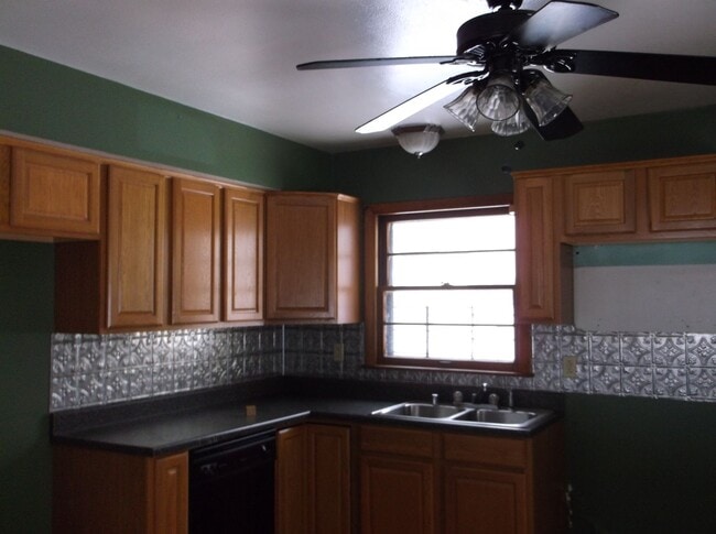 Photo - 4BR SINGLE FAMILY HOME, GREAT LOCATION, YARD, PARKING, BASEMENT