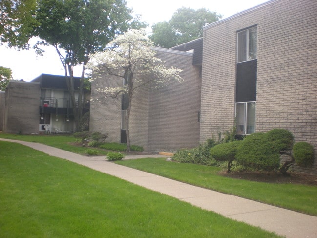 Building Photo - 9081 Wayne Rd Unit b6 Rental
