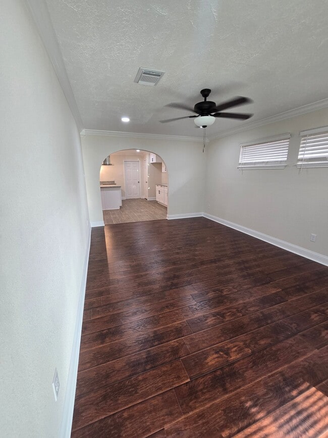 Photo - 719 Burke Rd